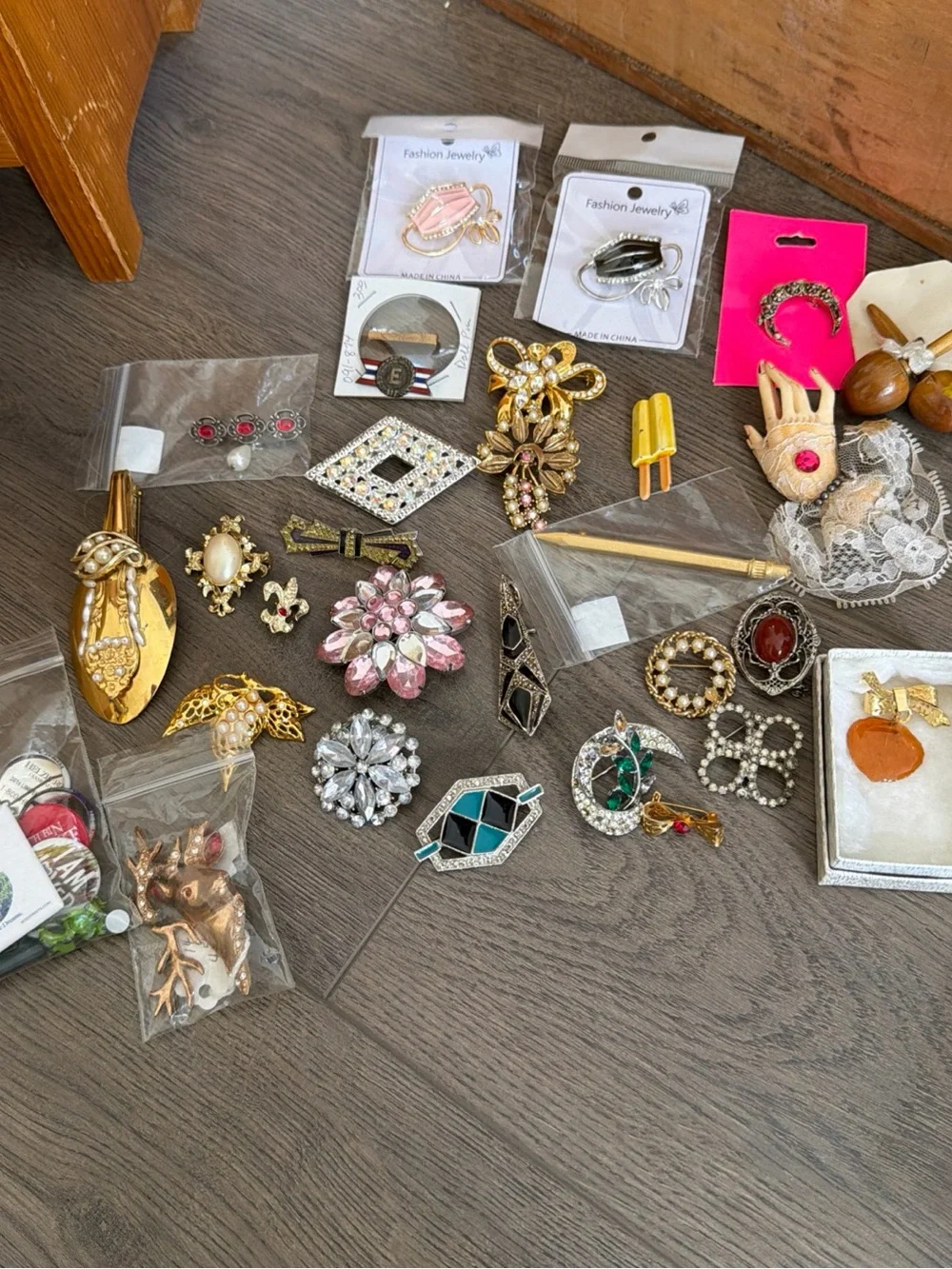 28 Pcs. Vintage Women’s Jewelry Lot – Gold, Pink, Silver Accent Brooches & Pins